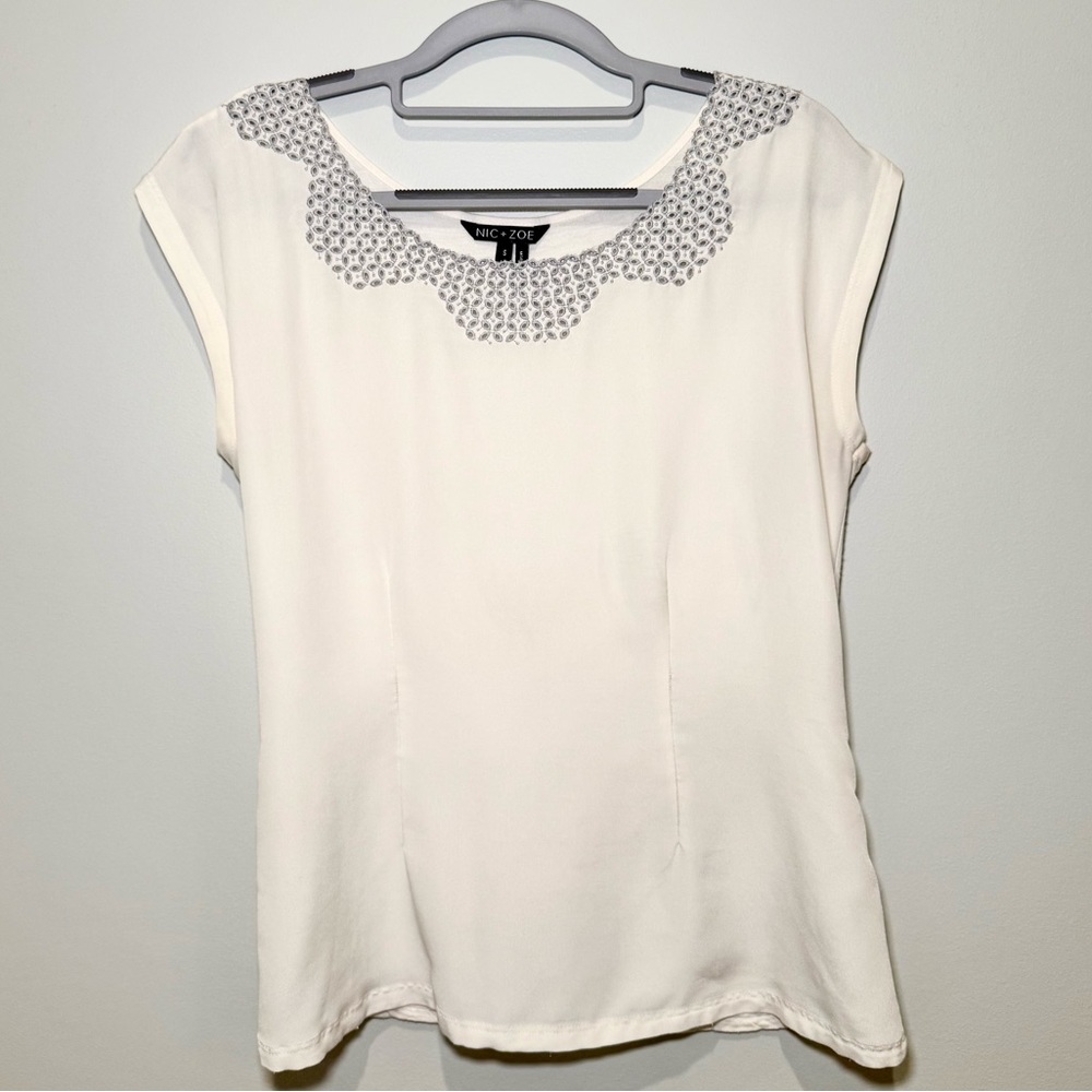 Anthropologie NIC+ZOE Vintage White Blouse with Scalloped Gray Embroidery Size S